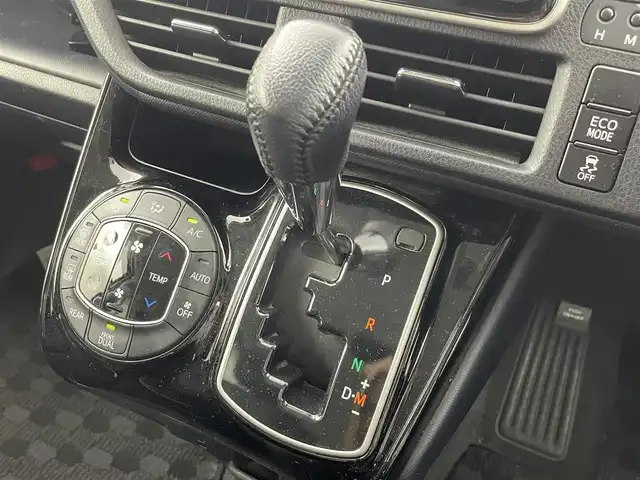 トヨタ ヴォクシー ZS 煌Ⅱ 大阪府 2016(平28)年 6.3万km ホワイトパールクリスタルシャイン トヨタセーフティセンス/・プリクラッシュセーフティ/・レーンキープアシスト/・オートマチックハイビーム/純正9型ナビ/　　CD/DVD/BT/TV/純正フリップダウンモニター/バックカメラ/両側パワースライドドア/LEDヘッドライト/フロントフォグランプ/革巻きステアリング/純正16インチアルミホイール/純正フロアマット/純正ビルトインETC/アイドリングストップ/プッシュスタート/スマートキー