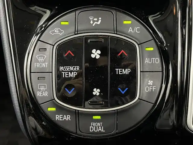 トヨタ ヴォクシー ZS 煌Ⅱ 大阪府 2016(平28)年 6.3万km ホワイトパールクリスタルシャイン トヨタセーフティセンス/・プリクラッシュセーフティ/・レーンキープアシスト/・オートマチックハイビーム/純正9型ナビ/　　CD/DVD/BT/TV/純正フリップダウンモニター/バックカメラ/両側パワースライドドア/LEDヘッドライト/フロントフォグランプ/革巻きステアリング/純正16インチアルミホイール/純正フロアマット/純正ビルトインETC/アイドリングストップ/プッシュスタート/スマートキー