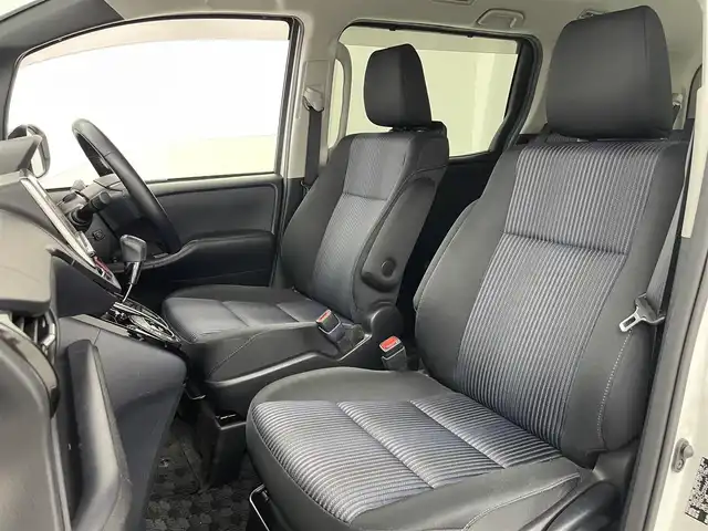 トヨタ ヴォクシー ZS 煌Ⅱ 大阪府 2016(平28)年 6.3万km ホワイトパールクリスタルシャイン トヨタセーフティセンス/・プリクラッシュセーフティ/・レーンキープアシスト/・オートマチックハイビーム/純正9型ナビ/　　CD/DVD/BT/TV/純正フリップダウンモニター/バックカメラ/両側パワースライドドア/LEDヘッドライト/フロントフォグランプ/革巻きステアリング/純正16インチアルミホイール/純正フロアマット/純正ビルトインETC/アイドリングストップ/プッシュスタート/スマートキー