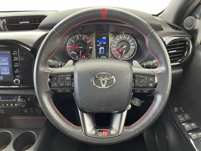 トヨタ ハイラックス Z GRスポーツ 群馬県 2022(令4)年 2.2万km スーパーホワイトⅡ 純正８インチディスプレイオーディオナビ機能付/・Bluetooth/USB/Miracast/AM/FM/パノラミックビューモニター/トヨタセーフティセンス/・プリクラッシュセーフティ/・レーンディパーチャーアラート/・オートハイビーム/・ロードサインアシスト/クルーズコントロール/純正トノカバー/ステアリングスイッチ/ETC/アイドリングストップ/クリアランスソナー/ドライブレコーダー/リフトアップ