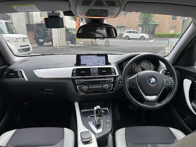 ＢＭＷ １１８ｄ スタイル 東京都 2018(平30)年 3.2万km 白 純正ナビ/　＜DVD/CD/Bluetooth/USB＞/バックカメラ/ＥＴＣ２．０/前後ドライブレコーダー/クルーズコントロール/衝突軽減ブレーキ/車線逸脱警報/コーナーセンサー/ハーフレザーシート/ステアリングスイッチ/電動格納ミラー/スマートキー×２/フロアマット/取扱説明書