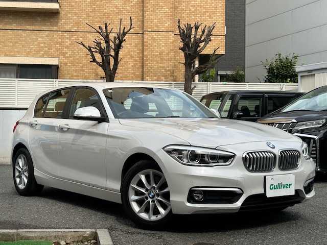 ＢＭＷ １１８ｄ スタイル 東京都 2018(平30)年 3.2万km 白 純正ナビ/　＜DVD/CD/Bluetooth/USB＞/バックカメラ/ＥＴＣ２．０/前後ドライブレコーダー/クルーズコントロール/衝突軽減ブレーキ/車線逸脱警報/コーナーセンサー/ハーフレザーシート/ステアリングスイッチ/電動格納ミラー/スマートキー×２/フロアマット/取扱説明書