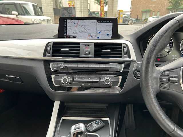 ＢＭＷ １１８ｄ スタイル 東京都 2018(平30)年 3.2万km 白 純正ナビ/　＜DVD/CD/Bluetooth/USB＞/バックカメラ/ＥＴＣ２．０/前後ドライブレコーダー/クルーズコントロール/衝突軽減ブレーキ/車線逸脱警報/コーナーセンサー/ハーフレザーシート/ステアリングスイッチ/電動格納ミラー/スマートキー×２/フロアマット/取扱説明書
