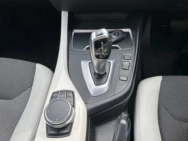 ＢＭＷ １１８ｄ スタイル 東京都 2018(平30)年 3.2万km 白 純正ナビ/　＜DVD/CD/Bluetooth/USB＞/バックカメラ/ＥＴＣ２．０/前後ドライブレコーダー/クルーズコントロール/衝突軽減ブレーキ/車線逸脱警報/コーナーセンサー/ハーフレザーシート/ステアリングスイッチ/電動格納ミラー/スマートキー×２/フロアマット/取扱説明書