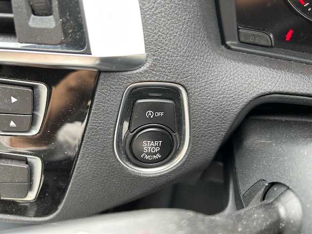 ＢＭＷ １１８ｄ スタイル 東京都 2018(平30)年 3.2万km 白 純正ナビ/　＜DVD/CD/Bluetooth/USB＞/バックカメラ/ＥＴＣ２．０/前後ドライブレコーダー/クルーズコントロール/衝突軽減ブレーキ/車線逸脱警報/コーナーセンサー/ハーフレザーシート/ステアリングスイッチ/電動格納ミラー/スマートキー×２/フロアマット/取扱説明書