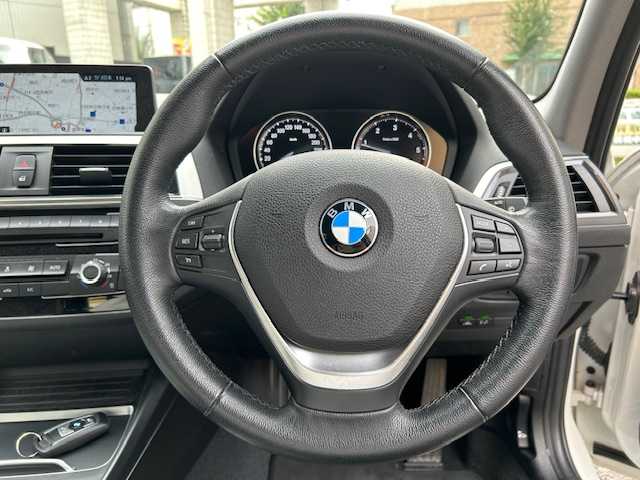 ＢＭＷ １１８ｄ スタイル 東京都 2018(平30)年 3.2万km 白 純正ナビ/　＜DVD/CD/Bluetooth/USB＞/バックカメラ/ＥＴＣ２．０/前後ドライブレコーダー/クルーズコントロール/衝突軽減ブレーキ/車線逸脱警報/コーナーセンサー/ハーフレザーシート/ステアリングスイッチ/電動格納ミラー/スマートキー×２/フロアマット/取扱説明書