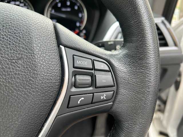 ＢＭＷ １１８ｄ スタイル 東京都 2018(平30)年 3.2万km 白 純正ナビ/　＜DVD/CD/Bluetooth/USB＞/バックカメラ/ＥＴＣ２．０/前後ドライブレコーダー/クルーズコントロール/衝突軽減ブレーキ/車線逸脱警報/コーナーセンサー/ハーフレザーシート/ステアリングスイッチ/電動格納ミラー/スマートキー×２/フロアマット/取扱説明書