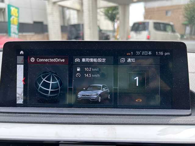 ＢＭＷ １１８ｄ スタイル 東京都 2018(平30)年 3.2万km 白 純正ナビ/　＜DVD/CD/Bluetooth/USB＞/バックカメラ/ＥＴＣ２．０/前後ドライブレコーダー/クルーズコントロール/衝突軽減ブレーキ/車線逸脱警報/コーナーセンサー/ハーフレザーシート/ステアリングスイッチ/電動格納ミラー/スマートキー×２/フロアマット/取扱説明書