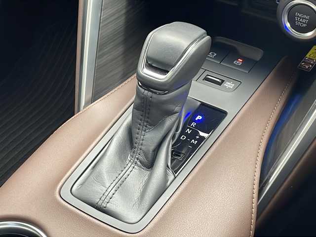 トヨタ ハリアー Z レザーパッケージ 千葉県 2024(令6)年 0.7万km プレシャスブラックパール 禁煙車/純正ナビ(FM/AM/TV/Bluetooth/USB/Miracast/HDMI)/トヨタセーフティセンス/レーントレーシングアシスト/ブラインドスポットモニター/プリクラッシュセーフティ/レーダークルーズコントロール/リアクロストラフィックアラート/パーキングサポートブレーキ/ロードサインアシスト/先行車発進告知/コーナーセンサー(前後)/パノラミックビューモニター/純正ドライブレコーダー(前後)/デジタルインナーミラー/ヘッドアップディスプレイ/パワーバックドア/純正ビルトインETC2.0/LEDヘッドライト/オートマチックハイビーム/パワーシート(D+N席)/シートメモリー(D席)/シートヒーター(D+N席)/エアシート(D+N席)/ステアリングヒーター/ワイヤレス充電/純正19インチアルミホイール/純正フロアマット/レザーシート/革巻きステアリングホイール/ステアリングスイッチ/電動パーキングブレーキ/電動チルト＆テレスコピックステアリング/オートライト/ドアバイザー/電動格納ウィンカーミラー/横滑り防止装置/エアバッグ(W+サイド+カーテン)/プッシュスタート