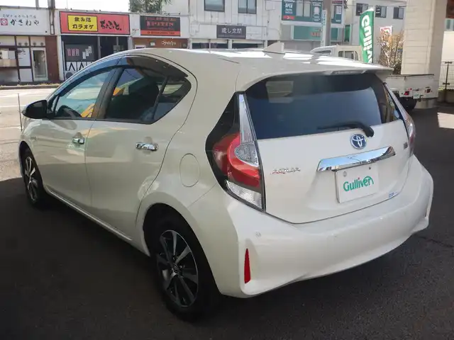 トヨタ アクア 静岡県 2019(平31)年 2万km ホワイトパールクリスタルシャイン PCS（衝突軽減ブレーキ）/LDA(車線逸脱警報)/オートハイビーム/オートライト/プッシュスタート/スマートキー×2/純正ナビゲーション/・NSCN-W68/・Bluetooth接続/・SD/・AUX/・ワンセグ/・CD/バックカメラ/ステアリングスイッチ/純正ドライブレコーダー/ETC/純正フロアマット/ウインカー付きドアミラー/純正ドアバイザー/電動コーナーポール/新車保証書/取り扱い説明書