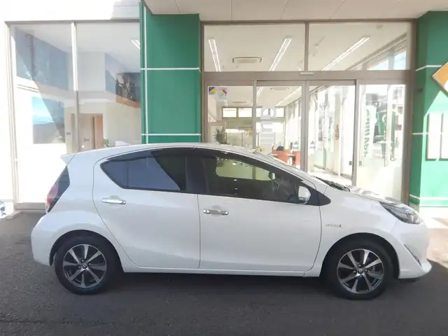 トヨタ アクア 静岡県 2019(平31)年 2万km ホワイトパールクリスタルシャイン PCS（衝突軽減ブレーキ）/LDA(車線逸脱警報)/オートハイビーム/オートライト/プッシュスタート/スマートキー×2/純正ナビゲーション/・NSCN-W68/・Bluetooth接続/・SD/・AUX/・ワンセグ/・CD/バックカメラ/ステアリングスイッチ/純正ドライブレコーダー/ETC/純正フロアマット/ウインカー付きドアミラー/純正ドアバイザー/電動コーナーポール/新車保証書/取り扱い説明書