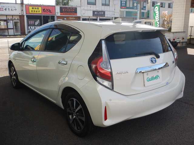 トヨタ アクア S スタイルブラック 福井県 2019(平31)年 2万km ホワイトパールクリスタルシャイン PCS（衝突軽減ブレーキ）/LDA(車線逸脱警報)/オートハイビーム/オートライト/プッシュスタート/スマートキー×2/純正ナビゲーション/・NSCN-W68/・Bluetooth接続/・SD/・AUX/・ワンセグ/・CD/バックカメラ/ステアリングスイッチ/純正ドライブレコーダー/ETC/純正フロアマット/ウインカー付きドアミラー/純正ドアバイザー/電動コーナーポール/新車保証書/取り扱い説明書