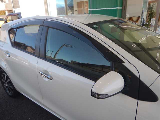 トヨタ アクア S スタイルブラック 福井県 2019(平31)年 2万km ホワイトパールクリスタルシャイン PCS（衝突軽減ブレーキ）/LDA(車線逸脱警報)/オートハイビーム/オートライト/プッシュスタート/スマートキー×2/純正ナビゲーション/・NSCN-W68/・Bluetooth接続/・SD/・AUX/・ワンセグ/・CD/バックカメラ/ステアリングスイッチ/純正ドライブレコーダー/ETC/純正フロアマット/ウインカー付きドアミラー/純正ドアバイザー/電動コーナーポール/新車保証書/取り扱い説明書