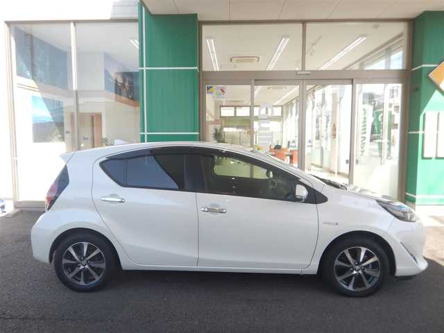 トヨタ アクア S スタイルブラック 福井県 2019(平31)年 2万km ホワイトパールクリスタルシャイン PCS（衝突軽減ブレーキ）/LDA(車線逸脱警報)/オートハイビーム/オートライト/プッシュスタート/スマートキー×2/純正ナビゲーション/・NSCN-W68/・Bluetooth接続/・SD/・AUX/・ワンセグ/・CD/バックカメラ/ステアリングスイッチ/純正ドライブレコーダー/ETC/純正フロアマット/ウインカー付きドアミラー/純正ドアバイザー/電動コーナーポール/新車保証書/取り扱い説明書