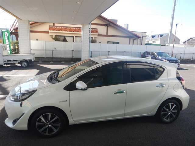 トヨタ アクア S スタイルブラック 福井県 2019(平31)年 2万km ホワイトパールクリスタルシャイン PCS（衝突軽減ブレーキ）/LDA(車線逸脱警報)/オートハイビーム/オートライト/プッシュスタート/スマートキー×2/純正ナビゲーション/・NSCN-W68/・Bluetooth接続/・SD/・AUX/・ワンセグ/・CD/バックカメラ/ステアリングスイッチ/純正ドライブレコーダー/ETC/純正フロアマット/ウインカー付きドアミラー/純正ドアバイザー/電動コーナーポール/新車保証書/取り扱い説明書