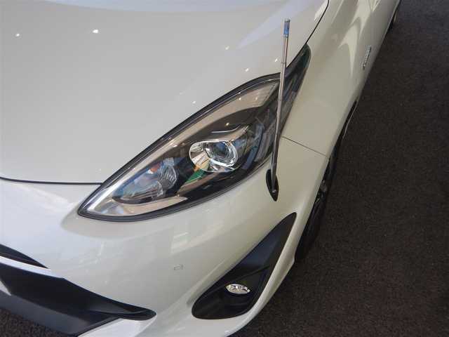 トヨタ アクア S スタイルブラック 福井県 2019(平31)年 2万km ホワイトパールクリスタルシャイン PCS（衝突軽減ブレーキ）/LDA(車線逸脱警報)/オートハイビーム/オートライト/プッシュスタート/スマートキー×2/純正ナビゲーション/・NSCN-W68/・Bluetooth接続/・SD/・AUX/・ワンセグ/・CD/バックカメラ/ステアリングスイッチ/純正ドライブレコーダー/ETC/純正フロアマット/ウインカー付きドアミラー/純正ドアバイザー/電動コーナーポール/新車保証書/取り扱い説明書