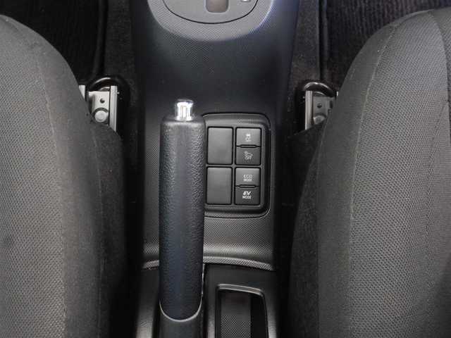 トヨタ アクア S スタイルブラック 福井県 2019(平31)年 2万km ホワイトパールクリスタルシャイン PCS（衝突軽減ブレーキ）/LDA(車線逸脱警報)/オートハイビーム/オートライト/プッシュスタート/スマートキー×2/純正ナビゲーション/・NSCN-W68/・Bluetooth接続/・SD/・AUX/・ワンセグ/・CD/バックカメラ/ステアリングスイッチ/純正ドライブレコーダー/ETC/純正フロアマット/ウインカー付きドアミラー/純正ドアバイザー/電動コーナーポール/新車保証書/取り扱い説明書