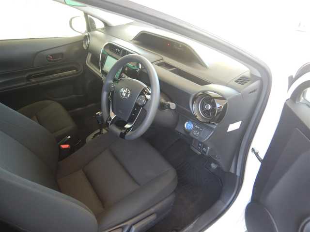 トヨタ アクア S スタイルブラック 福井県 2019(平31)年 2万km ホワイトパールクリスタルシャイン PCS（衝突軽減ブレーキ）/LDA(車線逸脱警報)/オートハイビーム/オートライト/プッシュスタート/スマートキー×2/純正ナビゲーション/・NSCN-W68/・Bluetooth接続/・SD/・AUX/・ワンセグ/・CD/バックカメラ/ステアリングスイッチ/純正ドライブレコーダー/ETC/純正フロアマット/ウインカー付きドアミラー/純正ドアバイザー/電動コーナーポール/新車保証書/取り扱い説明書