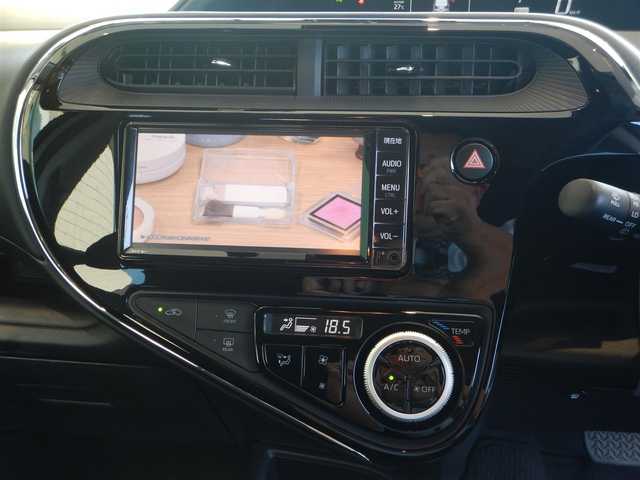 トヨタ アクア S スタイルブラック 福井県 2019(平31)年 2万km ホワイトパールクリスタルシャイン PCS（衝突軽減ブレーキ）/LDA(車線逸脱警報)/オートハイビーム/オートライト/プッシュスタート/スマートキー×2/純正ナビゲーション/・NSCN-W68/・Bluetooth接続/・SD/・AUX/・ワンセグ/・CD/バックカメラ/ステアリングスイッチ/純正ドライブレコーダー/ETC/純正フロアマット/ウインカー付きドアミラー/純正ドアバイザー/電動コーナーポール/新車保証書/取り扱い説明書