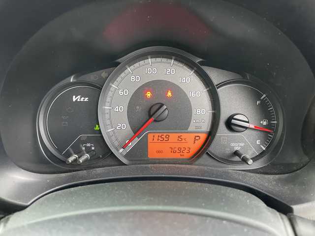 トヨタ ヴィッツ F 道央・札幌 2014(平26)年 7.7万km シルバーマイカM ・4WD/・寒冷地仕様/・社外ナビ&BT&フルセグ/・ドアミラーヒーター/・ETC/・鉄ホイール付スタッドレス積載/・リモコンキー