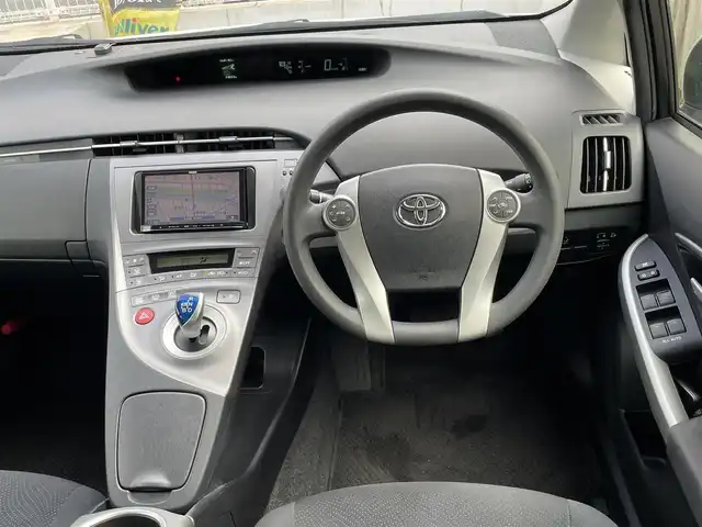 トヨタ プリウス S 大分県 2015(平27)年 7.5万km ホワイトパールクリスタルシャイン 社外メモリナビ NR-MZ20/　【ワンセグ/BTオーディオ】/バックカメラ/純正15インチアルミホイール/ETC/HIDヘッドライト/フォグランプ/オートライト/チルトステアリング/運転席シートリフター/ウインカーミラー/エンジンプッシュスタート/ドアバイザー/フロアマット/電動格納ミラー/カーテン＆サイド＆Wエアバッグ/ABS/スマートキー×2/オールオートパワーウィンドウ/保証書/車両取説/ナビ取説