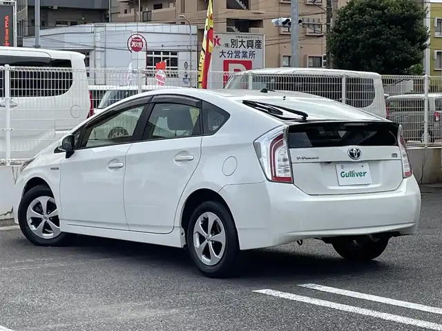 トヨタ プリウス S 大分県 2015(平27)年 7.5万km ホワイトパールクリスタルシャイン 社外メモリナビ NR-MZ20/　【ワンセグ/BTオーディオ】/バックカメラ/純正15インチアルミホイール/ETC/HIDヘッドライト/フォグランプ/オートライト/チルトステアリング/運転席シートリフター/ウインカーミラー/エンジンプッシュスタート/ドアバイザー/フロアマット/電動格納ミラー/カーテン＆サイド＆Wエアバッグ/ABS/スマートキー×2/オールオートパワーウィンドウ/保証書/車両取説/ナビ取説