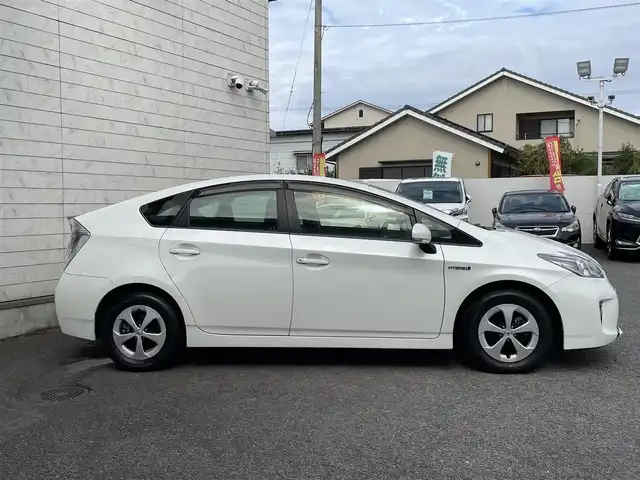 トヨタ プリウス S 大分県 2015(平27)年 7.5万km ホワイトパールクリスタルシャイン 社外メモリナビ NR-MZ20/　【ワンセグ/BTオーディオ】/バックカメラ/純正15インチアルミホイール/ETC/HIDヘッドライト/フォグランプ/オートライト/チルトステアリング/運転席シートリフター/ウインカーミラー/エンジンプッシュスタート/ドアバイザー/フロアマット/電動格納ミラー/カーテン＆サイド＆Wエアバッグ/ABS/スマートキー×2/オールオートパワーウィンドウ/保証書/車両取説/ナビ取説