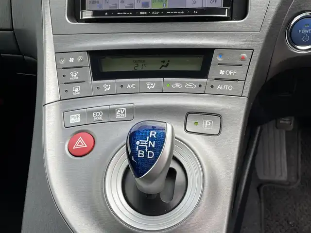 トヨタ プリウス S 大分県 2015(平27)年 7.5万km ホワイトパールクリスタルシャイン 社外メモリナビ NR-MZ20/　【ワンセグ/BTオーディオ】/バックカメラ/純正15インチアルミホイール/ETC/HIDヘッドライト/フォグランプ/オートライト/チルトステアリング/運転席シートリフター/ウインカーミラー/エンジンプッシュスタート/ドアバイザー/フロアマット/電動格納ミラー/カーテン＆サイド＆Wエアバッグ/ABS/スマートキー×2/オールオートパワーウィンドウ/保証書/車両取説/ナビ取説