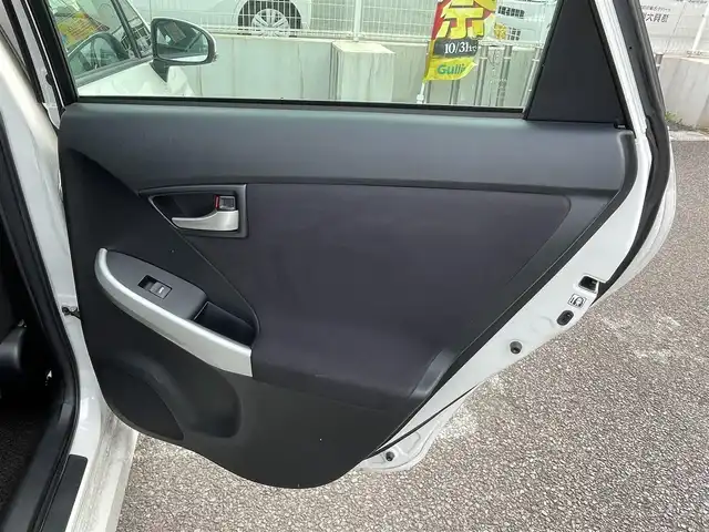 トヨタ プリウス S 大分県 2015(平27)年 7.5万km ホワイトパールクリスタルシャイン 社外メモリナビ NR-MZ20/　【ワンセグ/BTオーディオ】/バックカメラ/純正15インチアルミホイール/ETC/HIDヘッドライト/フォグランプ/オートライト/チルトステアリング/運転席シートリフター/ウインカーミラー/エンジンプッシュスタート/ドアバイザー/フロアマット/電動格納ミラー/カーテン＆サイド＆Wエアバッグ/ABS/スマートキー×2/オールオートパワーウィンドウ/保証書/車両取説/ナビ取説