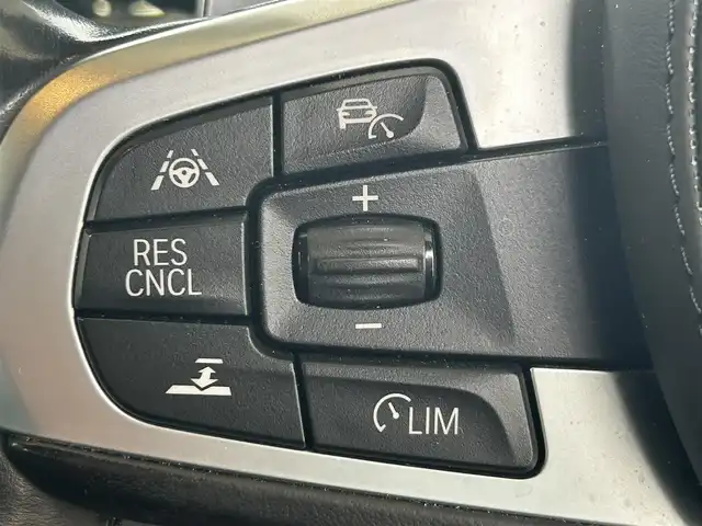 ＢＭＷ ５２３ｄ Mスポーツ ハイライン 愛知県 2017(平29)年 8万km アルピンホワイトⅢ 純正HDDナビ(FM/AM/CD/DVD/BT/USB/フルセグ)/インテリジェントセーフティ/衝突軽減ブレーキ/ACC/車線逸脱警告/ブラインドスポットモニター/ステアリンクアシスト/イノベーションパッケージ/ハイラインパッケージ/ヘッドアップディスプレイ/アラウンドビューモニター・バックカメラ/ターボ/ディーゼル/パドルシフト/パワーシート/レザーシート/シートヒーター/パワーバックドア/LEDヘッドライト/フォグランプ/純正AW19インチ/電動格納ミラー/アイドリングストップ/ETC/プッシュスタート/スマートキー・スペアキー１本/ステアリングリモコン/ハンズフリー/ABS/取扱説明書・保証書