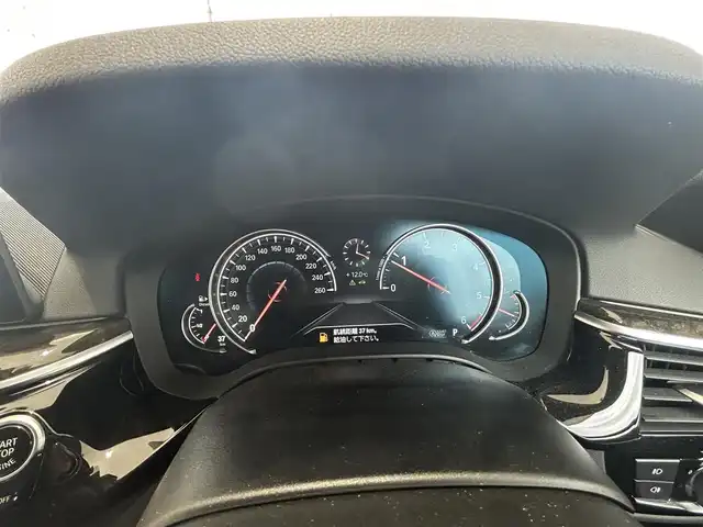 ＢＭＷ ５２３ｄ Mスポーツ ハイライン 愛知県 2017(平29)年 8万km アルピンホワイトⅢ 純正HDDナビ(FM/AM/CD/DVD/BT/USB/フルセグ)/インテリジェントセーフティ/衝突軽減ブレーキ/ACC/車線逸脱警告/ブラインドスポットモニター/ステアリンクアシスト/イノベーションパッケージ/ハイラインパッケージ/ヘッドアップディスプレイ/アラウンドビューモニター・バックカメラ/ターボ/ディーゼル/パドルシフト/パワーシート/レザーシート/シートヒーター/パワーバックドア/LEDヘッドライト/フォグランプ/純正AW19インチ/電動格納ミラー/アイドリングストップ/ETC/プッシュスタート/スマートキー・スペアキー１本/ステアリングリモコン/ハンズフリー/ABS/取扱説明書・保証書