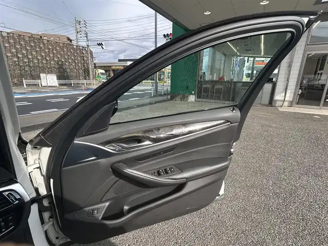 ＢＭＷ ５２３ｄ Mスポーツ ハイライン 愛知県 2017(平29)年 8万km アルピンホワイトⅢ 純正HDDナビ(FM/AM/CD/DVD/BT/USB/フルセグ)/インテリジェントセーフティ/衝突軽減ブレーキ/ACC/車線逸脱警告/ブラインドスポットモニター/ステアリンクアシスト/イノベーションパッケージ/ハイラインパッケージ/ヘッドアップディスプレイ/アラウンドビューモニター・バックカメラ/ターボ/ディーゼル/パドルシフト/パワーシート/レザーシート/シートヒーター/パワーバックドア/LEDヘッドライト/フォグランプ/純正AW19インチ/電動格納ミラー/アイドリングストップ/ETC/プッシュスタート/スマートキー・スペアキー１本/ステアリングリモコン/ハンズフリー/ABS/取扱説明書・保証書