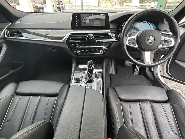 ＢＭＷ ５２３ｄ Mスポーツ ハイライン 愛知県 2017(平29)年 8万km アルピンホワイトⅢ メーカーナビ/(FM/AM/CD/DVD/BT/USB/フルセグ)/インテリジェントセーフティ/衝突軽減ブレーキ/ACC/車線逸脱警告/ブラインドスポットモニター/ステアリンクアシスト/イノベーションパッケージ/ハイラインパッケージ/ヘッドアップディスプレイ/アラウンドビューモニター・バックカメラ/ターボ/ディーゼル/パドルシフト/パワーシート/レザーシート/シートヒーター/パワーバックドア/LEDヘッドライト/フォグランプ/純正AW19インチ/電動格納ミラー/アイドリングストップ/ETC/プッシュスタート/スマートキー・スペアキー１本/ステアリングリモコン/ハンズフリー/ABS/取扱説明書・保証書