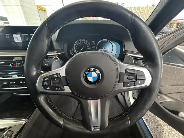 ＢＭＷ ５２３ｄ Mスポーツ ハイライン 愛知県 2017(平29)年 8万km アルピンホワイトⅢ メーカーナビ/(FM/AM/CD/DVD/BT/USB/フルセグ)/インテリジェントセーフティ/衝突軽減ブレーキ/ACC/車線逸脱警告/ブラインドスポットモニター/ステアリンクアシスト/イノベーションパッケージ/ハイラインパッケージ/ヘッドアップディスプレイ/アラウンドビューモニター・バックカメラ/ターボ/ディーゼル/パドルシフト/パワーシート/レザーシート/シートヒーター/パワーバックドア/LEDヘッドライト/フォグランプ/純正AW19インチ/電動格納ミラー/アイドリングストップ/ETC/プッシュスタート/スマートキー・スペアキー１本/ステアリングリモコン/ハンズフリー/ABS/取扱説明書・保証書