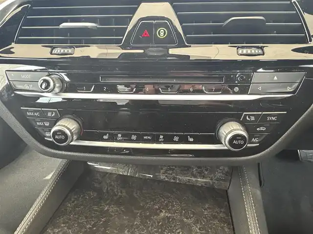 ＢＭＷ ５２３ｄ Mスポーツ ハイライン 愛知県 2017(平29)年 8万km アルピンホワイトⅢ メーカーナビ/(FM/AM/CD/DVD/BT/USB/フルセグ)/インテリジェントセーフティ/衝突軽減ブレーキ/ACC/車線逸脱警告/ブラインドスポットモニター/ステアリンクアシスト/イノベーションパッケージ/ハイラインパッケージ/ヘッドアップディスプレイ/アラウンドビューモニター・バックカメラ/ターボ/ディーゼル/パドルシフト/パワーシート/レザーシート/シートヒーター/パワーバックドア/LEDヘッドライト/フォグランプ/純正AW19インチ/電動格納ミラー/アイドリングストップ/ETC/プッシュスタート/スマートキー・スペアキー１本/ステアリングリモコン/ハンズフリー/ABS/取扱説明書・保証書