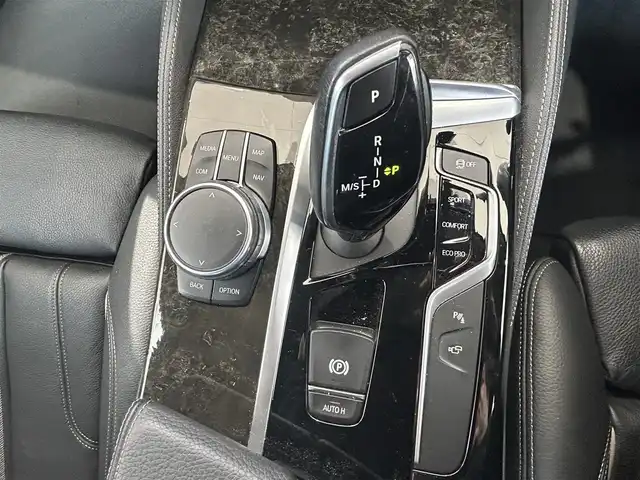 ＢＭＷ ５２３ｄ Mスポーツ ハイライン 愛知県 2017(平29)年 8万km アルピンホワイトⅢ メーカーナビ/(FM/AM/CD/DVD/BT/USB/フルセグ)/インテリジェントセーフティ/衝突軽減ブレーキ/ACC/車線逸脱警告/ブラインドスポットモニター/ステアリンクアシスト/イノベーションパッケージ/ハイラインパッケージ/ヘッドアップディスプレイ/アラウンドビューモニター・バックカメラ/ターボ/ディーゼル/パドルシフト/パワーシート/レザーシート/シートヒーター/パワーバックドア/LEDヘッドライト/フォグランプ/純正AW19インチ/電動格納ミラー/アイドリングストップ/ETC/プッシュスタート/スマートキー・スペアキー１本/ステアリングリモコン/ハンズフリー/ABS/取扱説明書・保証書