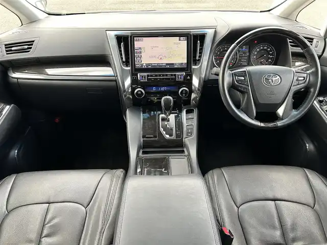 トヨタ アルファード S Cパッケージ 熊本県 2015(平27)年 7.1万km ホワイトパールクリスタルシャイン 社外ナビ（ALPINE）/・AM/FM/CD/DVD/SD/USB/HDMI/BT/・フルセグTV/バックカメラ/横滑り防止機能/クリアランスソナー/クルーズコントロール/前後コーナーセンサー/革巻きステアリング/・ステアリングリモコン/・ステアリングヒーター/レザーシート/・D/N席パワーシート/・D席シートメモリー/・N席＋二列目オットマン/オートライト/・LEDライト/・フォグランプ/フリップダウンモニター（ALPINE）/電動格納ミラー/・ウィンカーミラー/前後ドライブレコーダー（ZDR016）/電動サイドブレーキ/・ホールドボタン/パワーバックドア/ETC/ドアバイザー/純正アルミホイール/社外フロアマット/スマートキー/・スペアキー/社外フロアマット