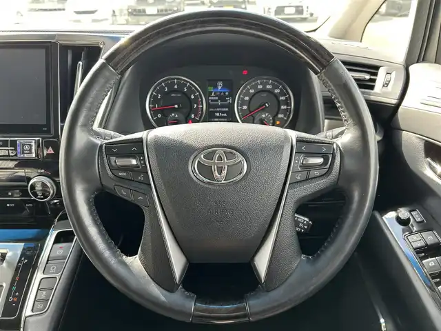 トヨタ アルファード S Cパッケージ 熊本県 2015(平27)年 7.1万km ホワイトパールクリスタルシャイン 社外ナビ（ALPINE）/・AM/FM/CD/DVD/SD/USB/HDMI/BT/・フルセグTV/バックカメラ/横滑り防止機能/クリアランスソナー/クルーズコントロール/前後コーナーセンサー/革巻きステアリング/・ステアリングリモコン/・ステアリングヒーター/レザーシート/・D/N席パワーシート/・D席シートメモリー/・N席＋二列目オットマン/オートライト/・LEDライト/・フォグランプ/フリップダウンモニター（ALPINE）/電動格納ミラー/・ウィンカーミラー/前後ドライブレコーダー（ZDR016）/電動サイドブレーキ/・ホールドボタン/パワーバックドア/ETC/ドアバイザー/純正アルミホイール/社外フロアマット/スマートキー/・スペアキー/社外フロアマット