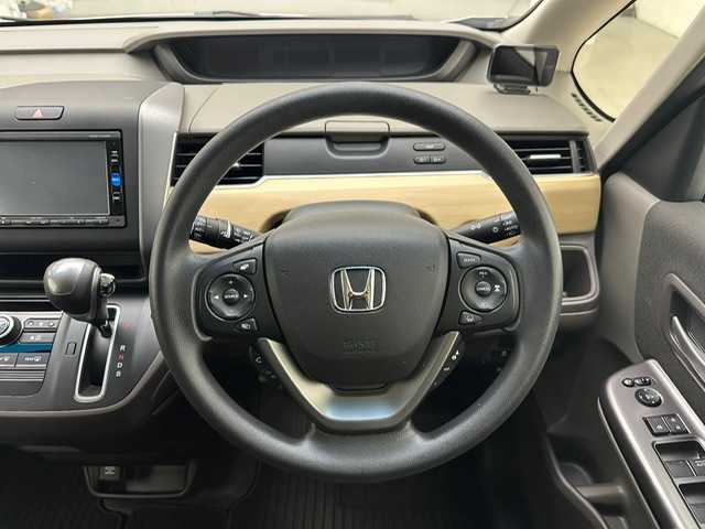 ホンダ フリード G ホンダセンシング 兵庫県 2017(平29)年 1.1万km ルナシルバーM ホンダセンシング/レーダークルーズコントロール/レーンキープアシスト/純正メモリーナビ＆フルセグTV/（CD＆DVD＆SD＆BT）/バックカメラ/ビルトインETC/ドラレコ/社外レーダー/両側パワースライドドア/アイドリングストップ/スマートキー/プッシュスタート