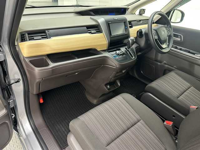 ホンダ フリード G ホンダセンシング 兵庫県 2017(平29)年 1.1万km ルナシルバーM ホンダセンシング/レーダークルーズコントロール/レーンキープアシスト/純正メモリーナビ＆フルセグTV/（CD＆DVD＆SD＆BT）/バックカメラ/ビルトインETC/ドラレコ/社外レーダー/両側パワースライドドア/アイドリングストップ/スマートキー/プッシュスタート