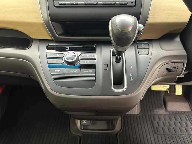 ホンダ フリード G ホンダセンシング 兵庫県 2017(平29)年 1.1万km ルナシルバーM ホンダセンシング/レーダークルーズコントロール/レーンキープアシスト/純正メモリーナビ＆フルセグTV/（CD＆DVD＆SD＆BT）/バックカメラ/ビルトインETC/ドラレコ/社外レーダー/両側パワースライドドア/アイドリングストップ/スマートキー/プッシュスタート