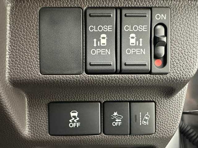 ホンダ フリード G ホンダセンシング 兵庫県 2017(平29)年 1.1万km ルナシルバーM ホンダセンシング/レーダークルーズコントロール/レーンキープアシスト/純正メモリーナビ＆フルセグTV/（CD＆DVD＆SD＆BT）/バックカメラ/ビルトインETC/ドラレコ/社外レーダー/両側パワースライドドア/アイドリングストップ/スマートキー/プッシュスタート