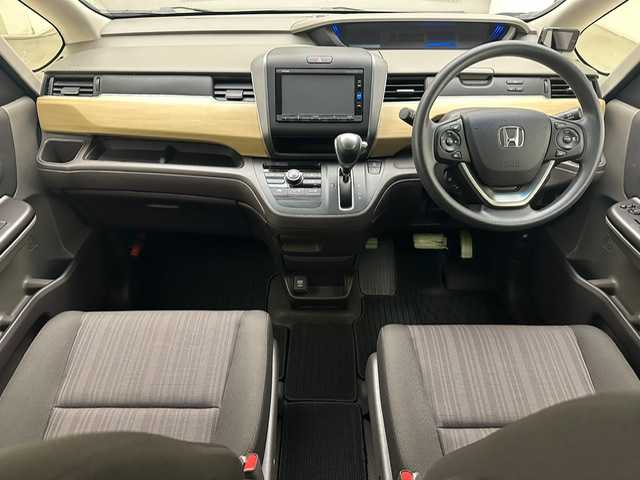 ホンダ フリード G ホンダセンシング 兵庫県 2017(平29)年 1.1万km ルナシルバーM ホンダセンシング/レーダークルーズコントロール/レーンキープアシスト/純正メモリーナビ＆フルセグTV/（CD＆DVD＆SD＆BT）/バックカメラ/ビルトインETC/ドラレコ/社外レーダー/両側パワースライドドア/アイドリングストップ/スマートキー/プッシュスタート