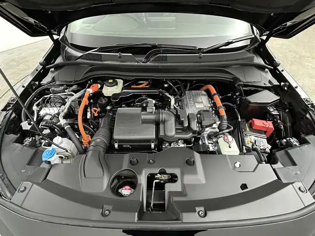 ホンダ ヴェゼル ハイブリッド e:HEV Z 岡山県 2025(令7)年 0.1千km クリスタルブラックパール 登録済未使用車/Honda CONNECT9インチディスプレー/【Bluetooth/フルセグTV/Carplay】/ワイヤレス充電　/ビルトインETC2.0/バックカメラ/パドルシフト/Honda SENSING/・トラフィックジャムアシスト/・アダプティブドライビングビーム/・急アクセル抑制機能/・衝突軽減ブレーキ（CMBS）/・渋滞追従機能付アダプティブクルーズコントロール（ACC）/・車線維持支援システム（LKAS）/・ブラインドスポットインフォメーション/セーフティ・サポートカーS〈ワイド〉/ステアリングヒーター/運転席＆助手席シートヒーター/オートブレーキホールド/スマートキー×2/新車保証書/取扱説明書/ナビ取扱説明書