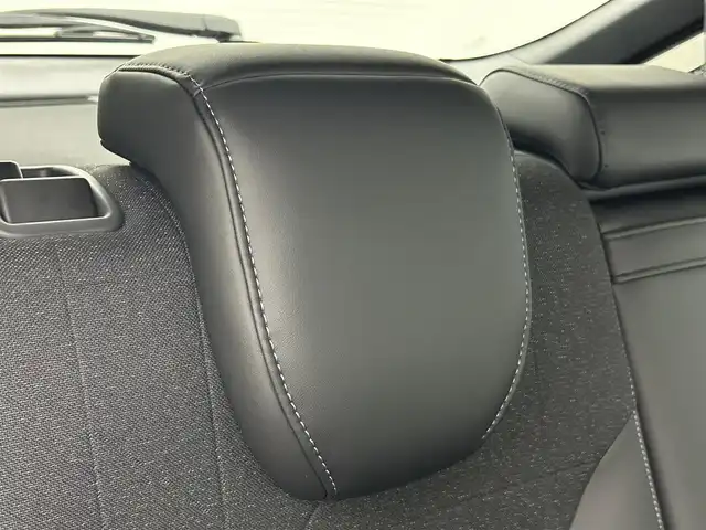 ホンダ ヴェゼル ハイブリッド e:HEV Z 岡山県 2025(令7)年 0.1千km クリスタルブラックパール 登録済未使用車/Honda CONNECT9インチディスプレー/【Bluetooth/フルセグTV/Carplay】/ワイヤレス充電　/ビルトインETC2.0/バックカメラ/パドルシフト/Honda SENSING/・トラフィックジャムアシスト/・アダプティブドライビングビーム/・急アクセル抑制機能/・衝突軽減ブレーキ（CMBS）/・渋滞追従機能付アダプティブクルーズコントロール（ACC）/・車線維持支援システム（LKAS）/・ブラインドスポットインフォメーション/セーフティ・サポートカーS〈ワイド〉/ステアリングヒーター/運転席＆助手席シートヒーター/オートブレーキホールド/スマートキー×2/新車保証書/取扱説明書/ナビ取扱説明書