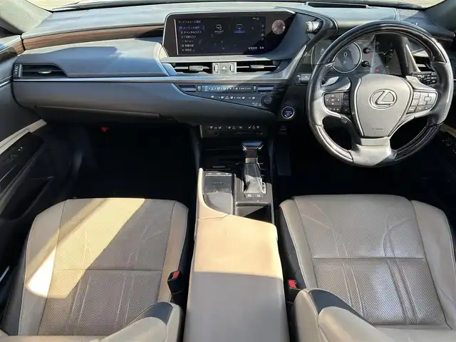 レクサス ＥＳ 300h バージョンL 岡山県 2019(令1)年 9.5万km ブラック 登録時走行距離94896km/サンルーフ/純正12.3型ナビ/（AM/FM/CD/DVD/BT/TV/CarPlay）/パノラミックビューモニター/デジタルインナーミラー/レザーシート/D/N席シートヒーター/ベンチレーション/D/N席パワーシート/パワーバックドア/レクサスセーフティシステム/・プリクラッシュセーフティ/・レーンディパーチャアラート/・アダプティブクルーズコントロール/・オートマチックハイビーム/・ブラインドスポットモニター/純正18インチアルミホイール/LEDヘッドライト/ビルトインETC/スマートキー×２/カードキー