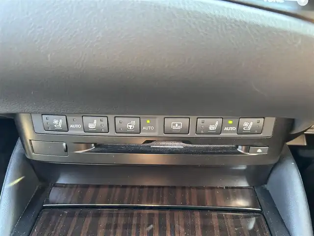 レクサス ＥＳ 300h バージョンL 岡山県 2019(令1)年 9.5万km ブラック 登録時走行距離94896km/サンルーフ/純正12.3型ナビ/（AM/FM/CD/DVD/BT/TV/CarPlay）/パノラミックビューモニター/デジタルインナーミラー/レザーシート/D/N席シートヒーター/ベンチレーション/D/N席パワーシート/パワーバックドア/レクサスセーフティシステム/・プリクラッシュセーフティ/・レーンディパーチャアラート/・アダプティブクルーズコントロール/・オートマチックハイビーム/・ブラインドスポットモニター/純正18インチアルミホイール/LEDヘッドライト/ビルトインETC/スマートキー×２/カードキー