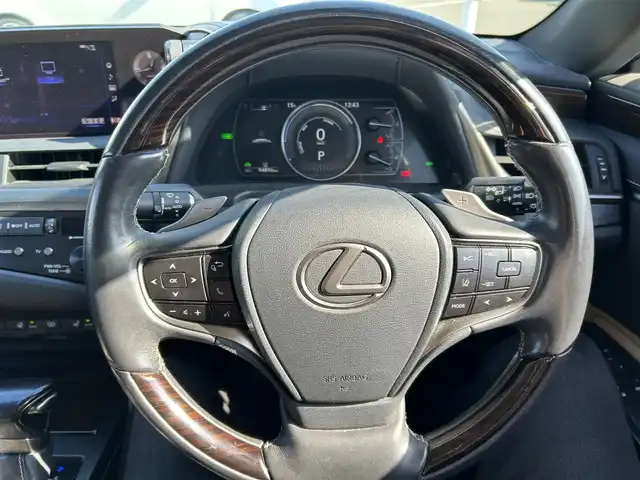 レクサス ＥＳ 300h バージョンL 岡山県 2019(令1)年 9.5万km ブラック 登録時走行距離94896km/サンルーフ/純正12.3型ナビ/（AM/FM/CD/DVD/BT/TV/CarPlay）/パノラミックビューモニター/デジタルインナーミラー/レザーシート/D/N席シートヒーター/ベンチレーション/D/N席パワーシート/パワーバックドア/レクサスセーフティシステム/・プリクラッシュセーフティ/・レーンディパーチャアラート/・アダプティブクルーズコントロール/・オートマチックハイビーム/・ブラインドスポットモニター/純正18インチアルミホイール/LEDヘッドライト/ビルトインETC/スマートキー×２/カードキー