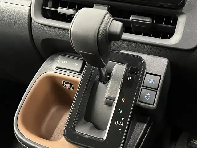 トヨタ シエンタ G 滋賀県 2025(令7)年 1.2万km ベージュ 純正8インチナビ/Bluetooth/USB/パノラミックビューモニター/両側パワースライドドア/セーフティセンス/コンフォートパッケージ/パーキングサポートブレーキ/ブラインドスポットモニター/LEDヘッドライト/ビルトインETC/純正フロアマット/ドアバイザー/プッシュスタート/スマートキー