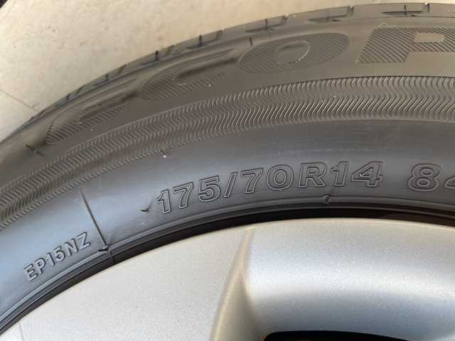 トヨタ ヤリス X 愛知県 2020(令2)年 0.8万km アバンギャルドブロンズメタリック 純正ナビ/バックカメラ/コーナーセンサー/HIDヘッドライト/オートライト/衝突軽減システム/Bluetooth/ステアリングスイッチ/スマートキー/プッシュスタート